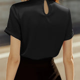 Nala | Blusa de satén elegante con moderno escote en forma de llave